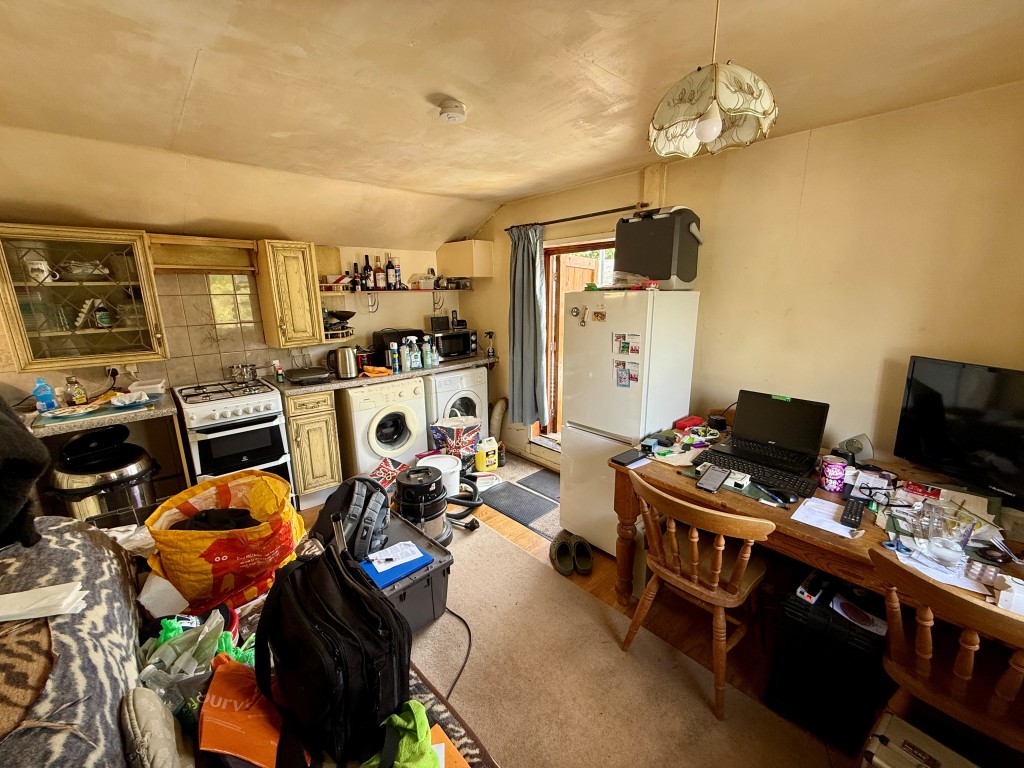 Lot: 80 - EQUESTRIAN FACILITY - INDOOR MANÈGE, STABLES, PADDOCKS AND ACCOMMODATION - Flat four - kitchen/living room